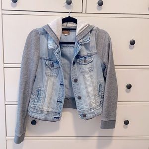 M American Eagle light denim jacket with gray sweatshirt arms and hood